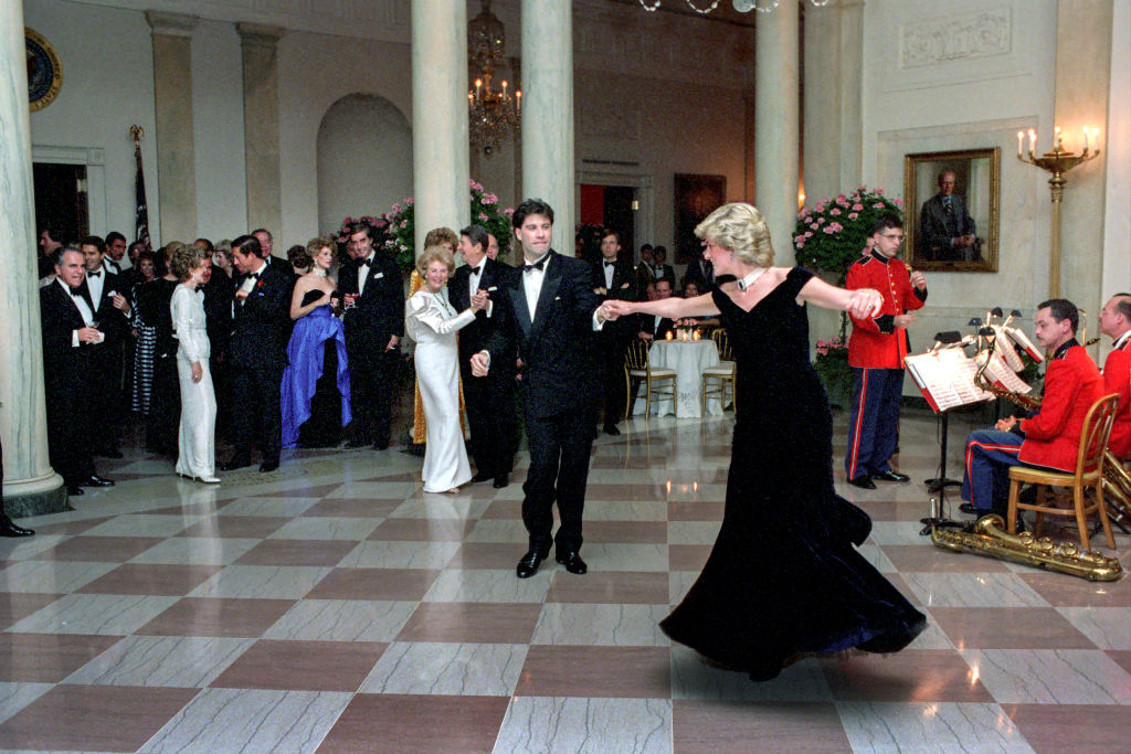Princesa Diana inspira moda com 10 looks icônicos que chocaram a realeza Eternizou o vestido: Princesa Diana dança com John Travolta na Casa Branca (Foto: Pete Souza/The White House/Getty Images)