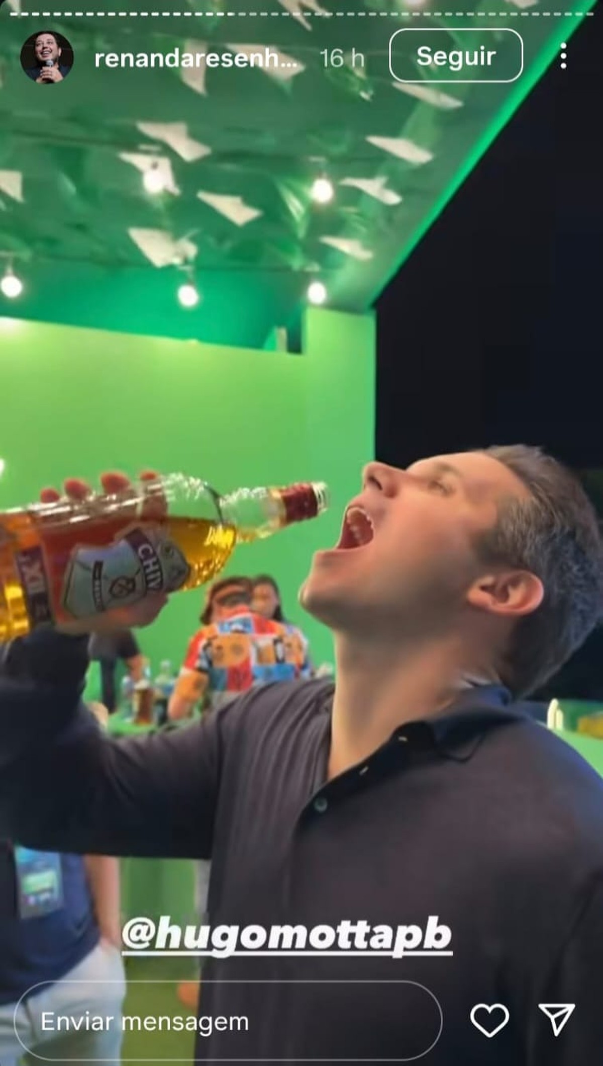 Hugo Motta se destaca ao beber uísque direto da garrafa em festa junina na Paraíba Presidente da Câmara aceita desafio do uísque em Patos (Foto: Reprodução)