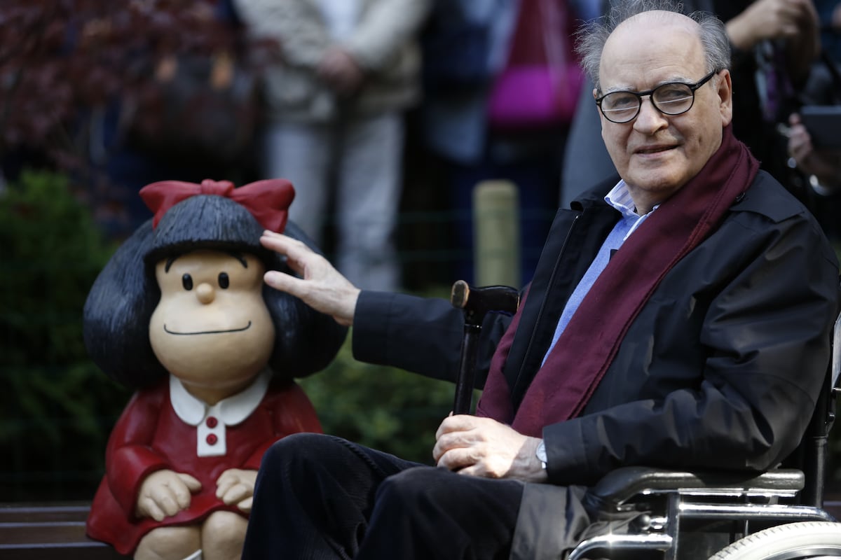 Mafalda se despede da editora argentina após 55 anos de publicações Joaquin Salvador Lavado, 'Quino', junto a Mafalda em outubro de 2014. (Foto: Europa Press Entertainment/Getty Images)