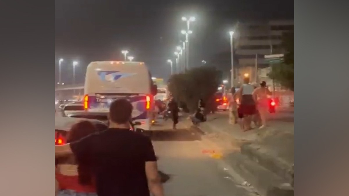 Rio de Janeiro registra redução nas mortes violentas e roubos de veículos em maio Motoristas descem de seus carros durante roubo de veículo na Avenida Brasil, na Zona Norte do Rio (Foto: Reprodução)