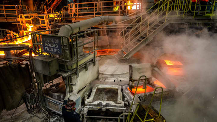 Mineração impulsiona ações do Reino Unido a recorde após tarifa de 50% sobre cobre dos EUA A área de fundição, onde o cobre é fundido e depois colocado em moldes para resfriamento, na instalação de processamento da Codelco El Teniente em Machali, Chile, na quarta-feira, 2 de abril de 2025. (Foto: Bloomberg | Bloomberg | Getty Images)