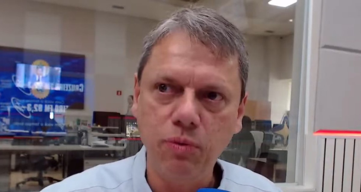 Tarcísio busca acordo sobre tarifas com governadores dos EUA e critica Lula Governador Tarcísio de Freitas (Republicanos) durante entrevista à rádio Cruzeiro FM, de Sorocaba (Foto: Reprodução/YouTube)