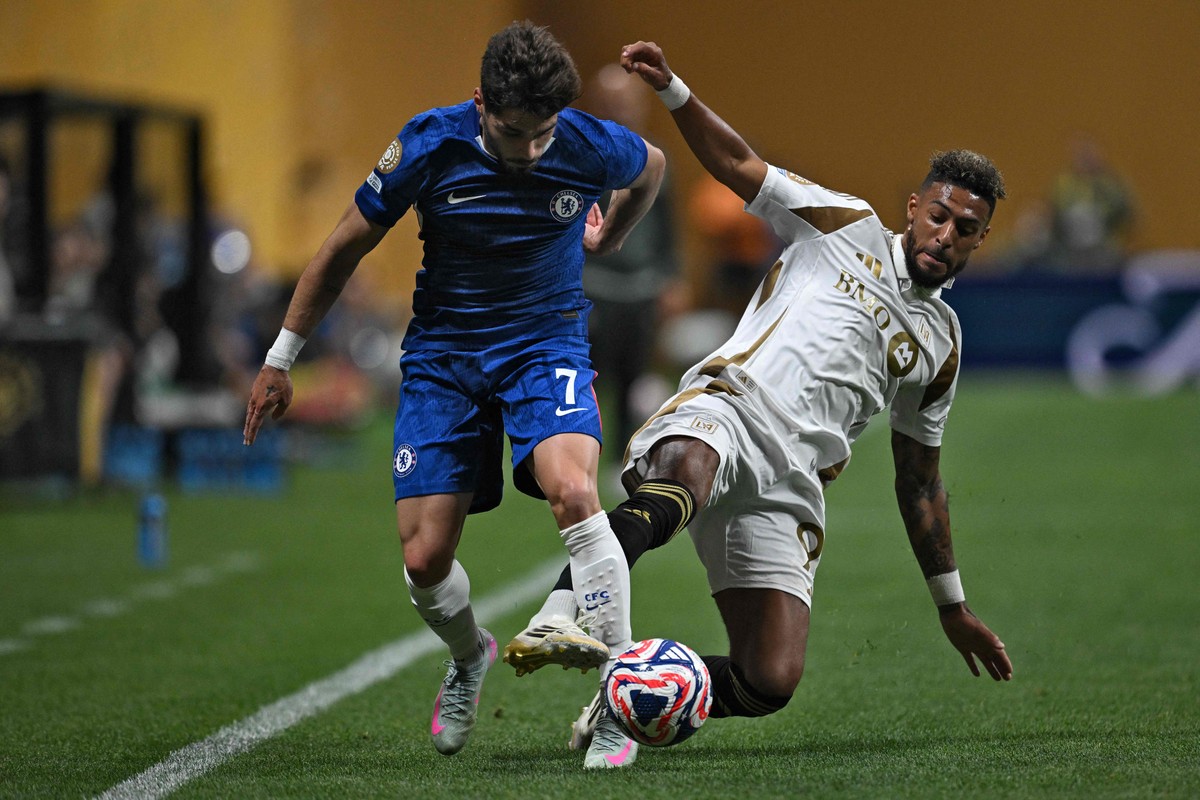Pedro Neto, melhor do Chelsea na vitória sobre o Los Angeles FC, passa pela marcação de Bouanga (Foto: Federic Parra/AFP)