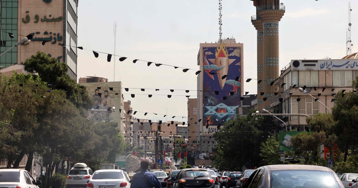 Países reavaliam suas estratégias e voltam a considerar armas nucleares Pintura de bomba caindo sobre o símbolo de Israel em uma avenida de Teerã, capital do Irã. Ataques contra instalações nucleares iranianas podem levar regime a buscar arma nuclear (Foto: Atta Kenare/AFP)