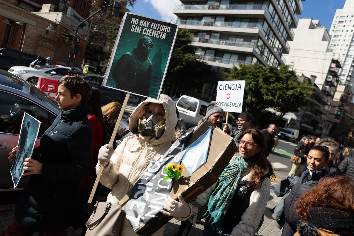 Milei busca controlar pesquisas e desmantela o sistema científico no país Protesto em frente à sede Científica e Tecnológica em Buenos Aires, no dia 28 de maio de 2025. (Foto: Tobias Skarlovnik/Getty Images)