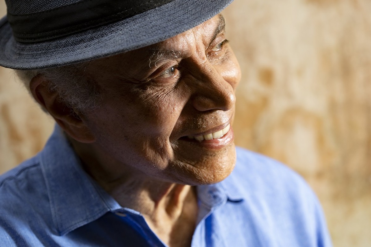 Operação de Paulinho da Viola é realizada com sucesso, segundo boletim médico O mestre Paulinho da Viola ganha biografia e comemora seus 80 anos junto com a família (Foto: Foto de arquivo)