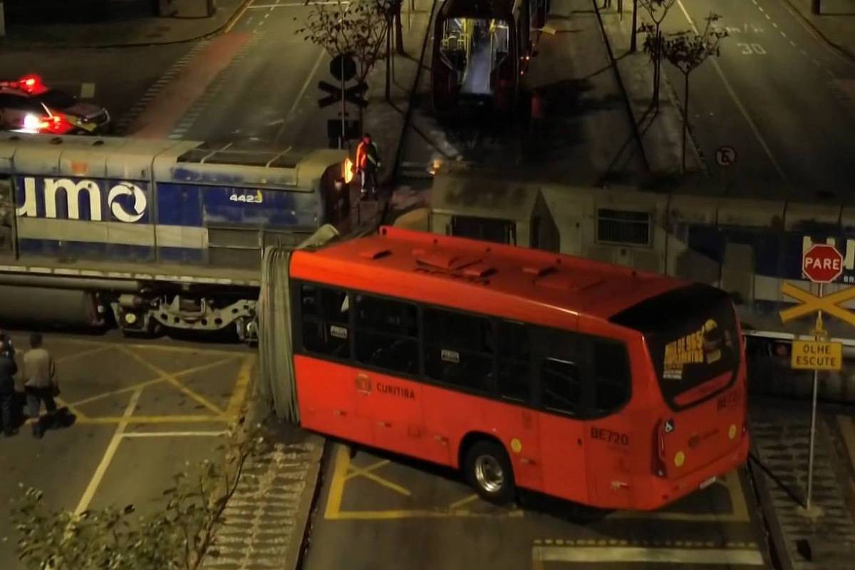 Ônibus biarticulado se parte ao meio após colisão com trem no Paraná Ônibus biarticulado parte ao meio ao tentar atravessar passagem de nível durante aproximação de trem (Foto: Reprodução TV Globo)