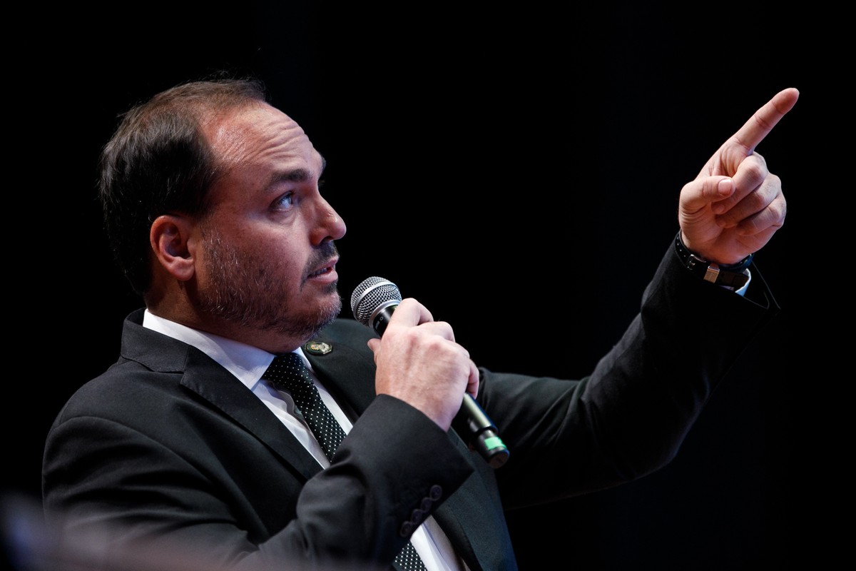 PL enfrenta dificuldades com candidatura de Carlos Bolsonaro em Santa Catarina Carlos Bolsonaro em evento do Partido Liberal (PL), em Brasília — Foto: Brenno Carvalho / Agência O Globo
