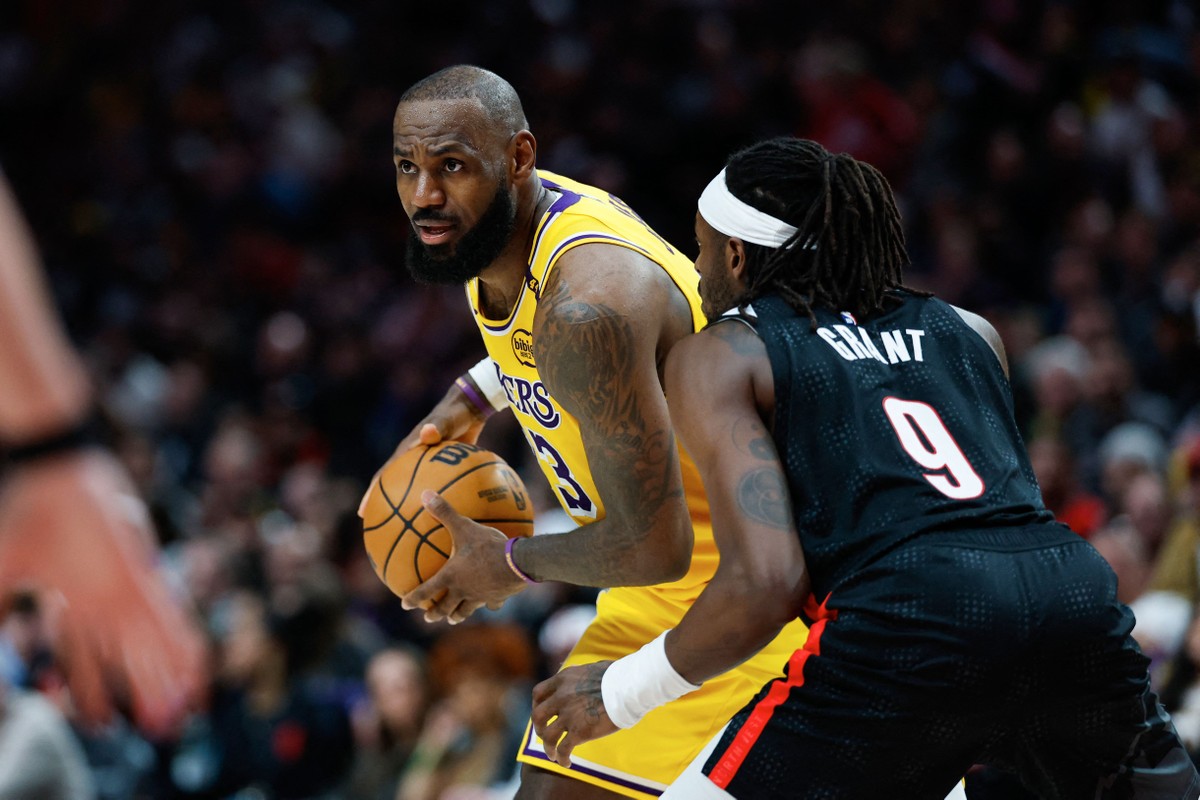 LeBron James durante jogo contra o Portland Trail Blazers (Foto: Alika Jenner / Getty Images via AFP)