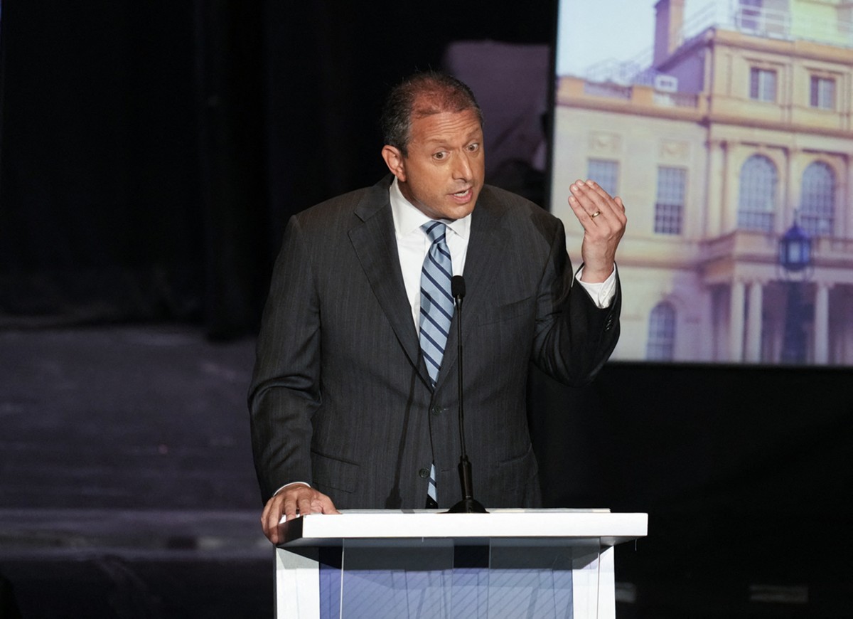 Brad Lander, controlador de Nova York, discursa em debate eleitoral (Foto: VINCENT ALBAN / POOL / AFP)