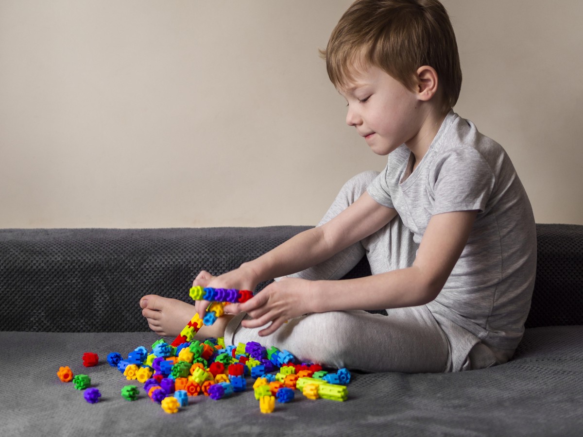 Indústria do autismo cresce e gera novas oportunidades de inclusão e emprego Criança brincando (Foto: Freepik)
