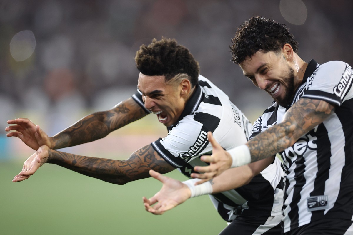 Igor Jesus comemora com Alex Telles (Foto: Vitor Silva/Botafogo)