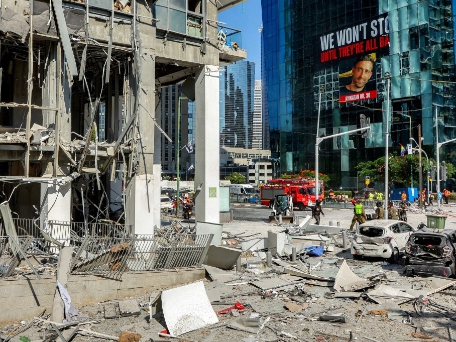Brasileira sobrevive a ataque de míssil que atinge prédio em Israel Prédios danificados após um ataque com mísseis iranianos em Ramat Gan, no centro de Israel, perto de Tel Aviv, em 19 de junho de 2025. (Foto: GIL COHEN-MAGEN/AFP)