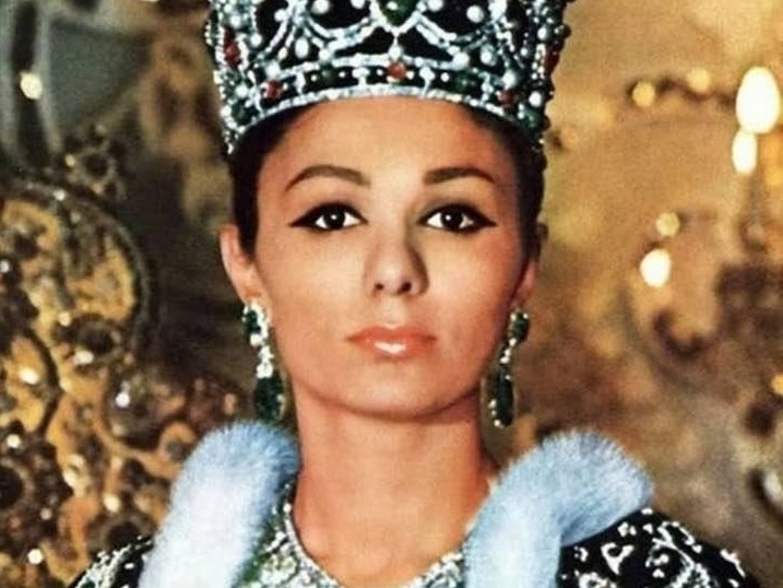 Última imperatriz do Irã resgata legado de beleza e poder no Oriente Médio Farah Pahlavi em sua coroação como imperatriz em 1967 (Foto: Domínio Público)
