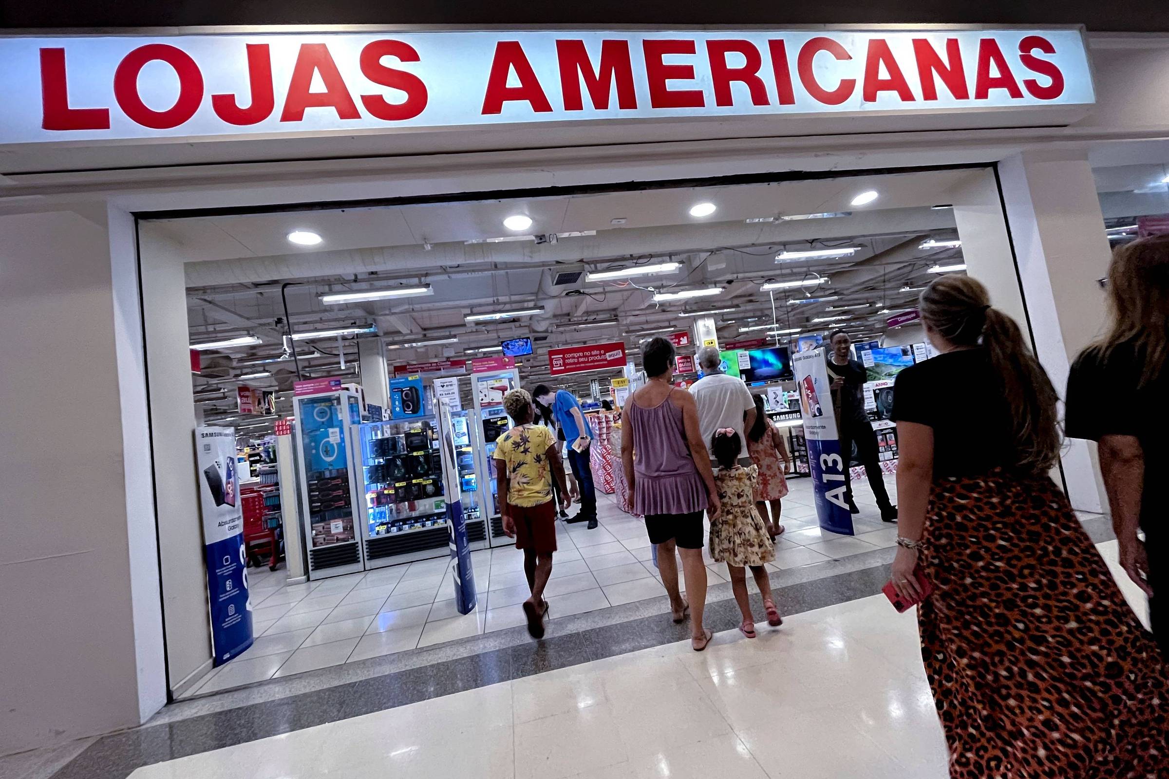 Lojas Americanas deve indenizar em R$ 30 mil após revista em menino de 12 anos Entrada da Lojas Americanas no shopping Nova America, no Rio de Janeiro (Foto: MAURO PIMENTEL/AFP)