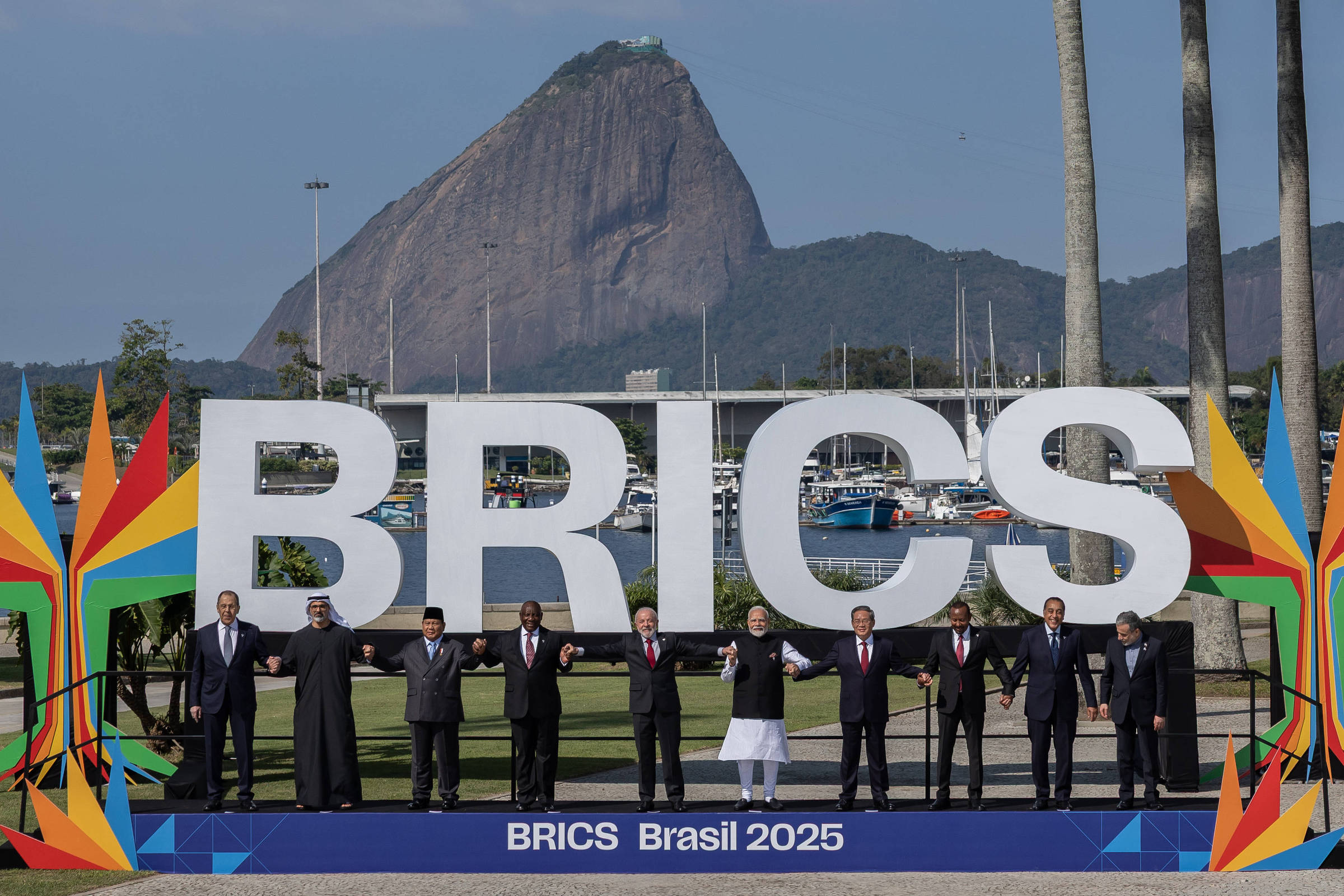 Brics critica uso de políticas climáticas como pretexto para restringir comércio O presidente Luiz Inácio Lula da Silva (PT) posa para foto oficial com demais autoridades dos países que fazem parte do Brics, no Museu de Arte Modern, no Rio de Janeiro (Foto: Eduardo Anizelli/Folhapress)