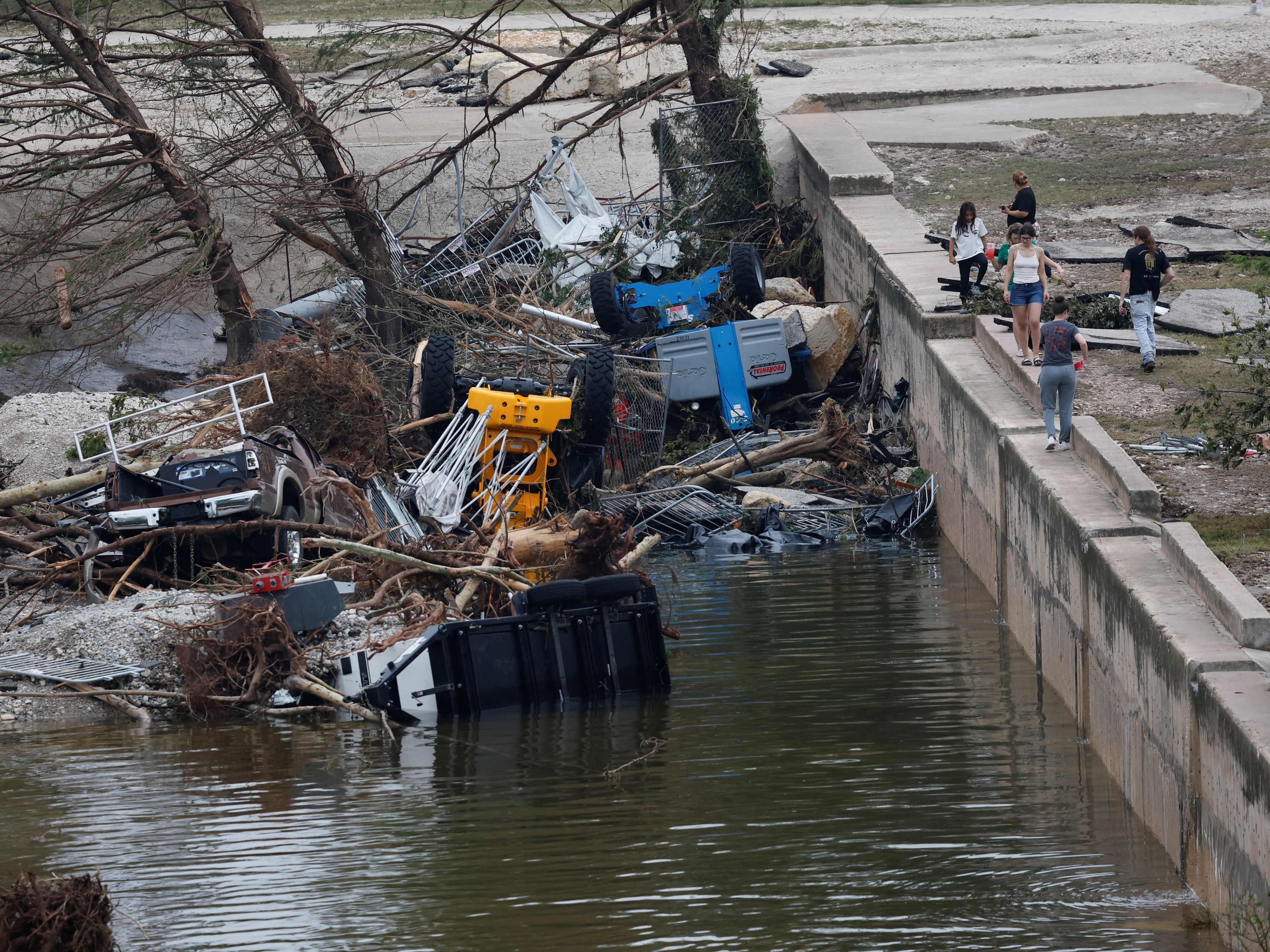 Cães salvam vidas e ajudam moradores do Texas a escapar das enchentes Destroços são vistos após enchente em Kerrville, Texas (Foto: Marco Bello/Reuters)