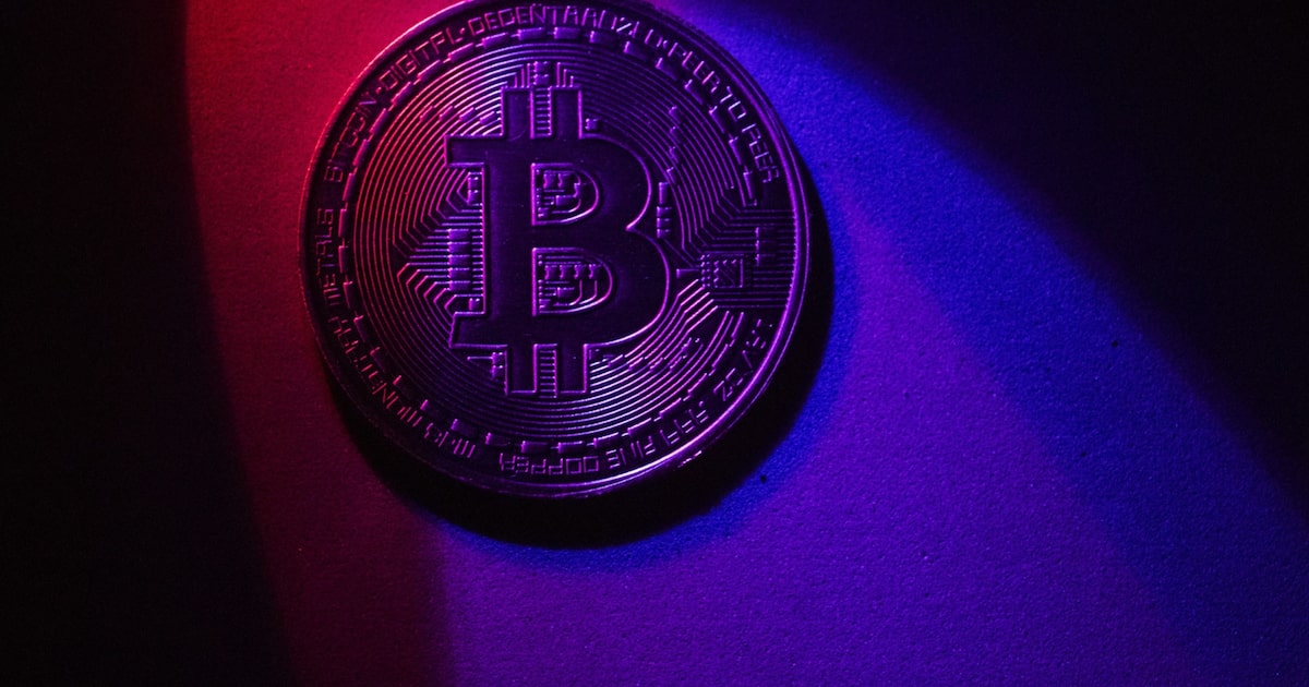 Bitcoin avança enquanto ether enfrenta queda; especialistas analisam o cenário cripto Os preços das criptomoedas têm se movido em sintonia com um ambiente regulatório mais favorável e estratégias que ajudaram o bitcoin a se posicionar como um ativo para diversificação em tempos de incerteza (Foto: Bloomberg/Brent Lewin)