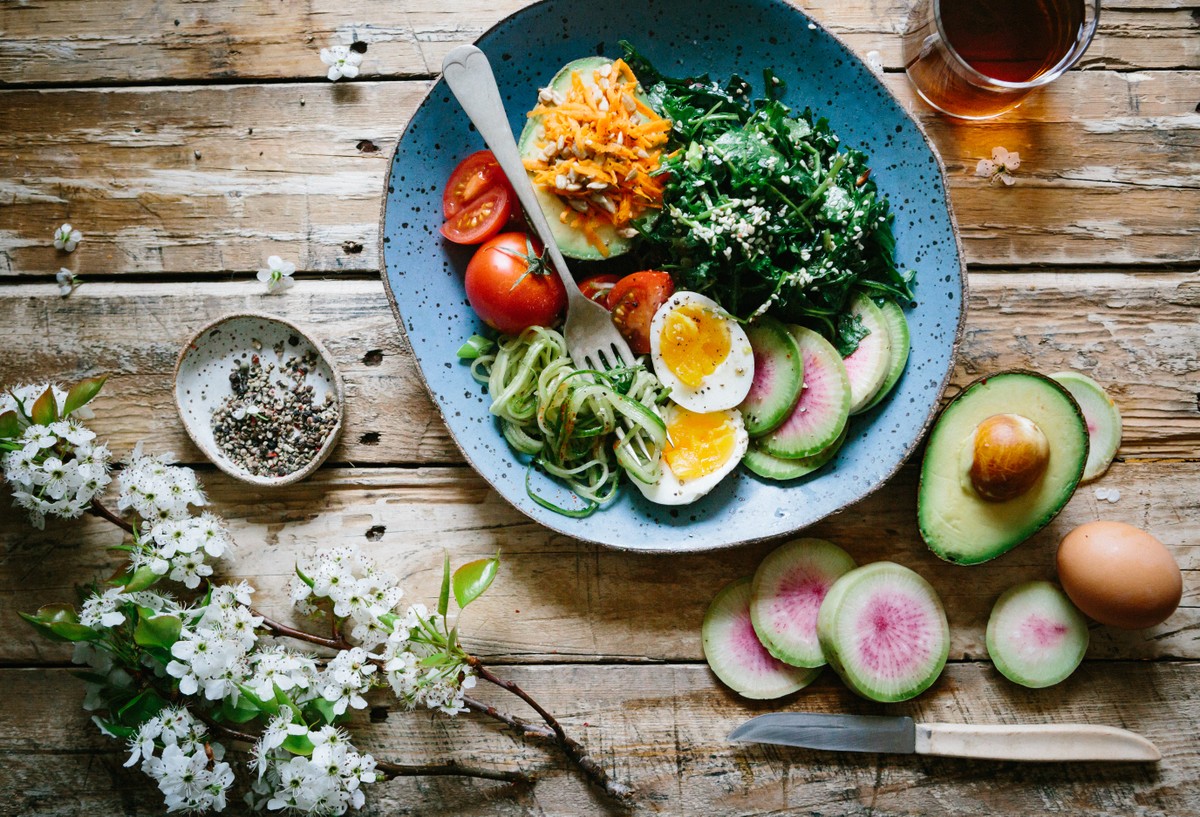 Dieta MIND reduz risco de Alzheimer em qualquer idade, aponta pesquisa recente A dieta MIND foca em alimentos que melhoram a saúde cerebral (Foto: Unsplash)