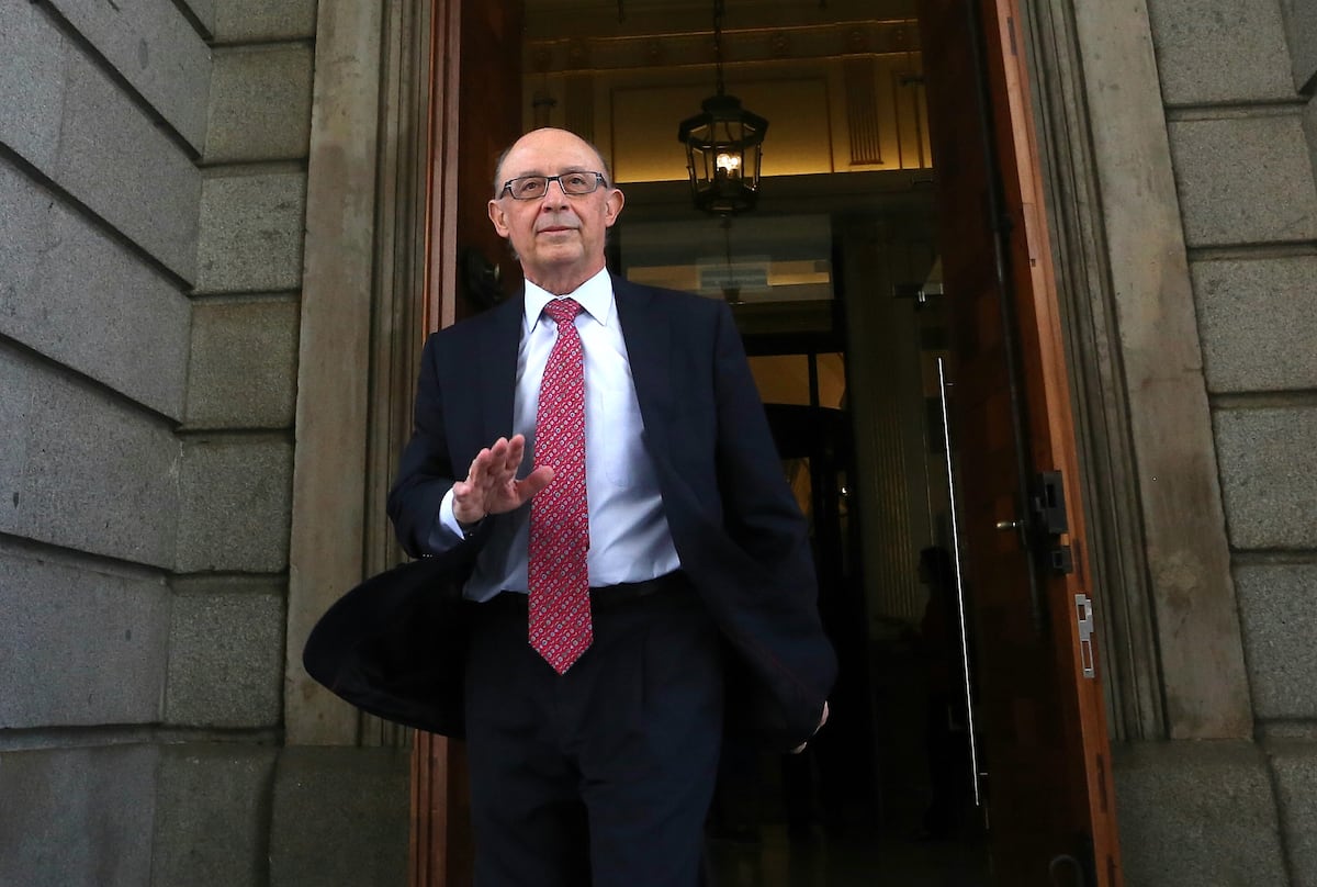 La Guardia Civil investiga desvio de fundos do ex-ministro Montoro para vários países Ex-ministro Cristóbal Montoro saindo do Congresso. (Foto: Jaime Villanueva)
