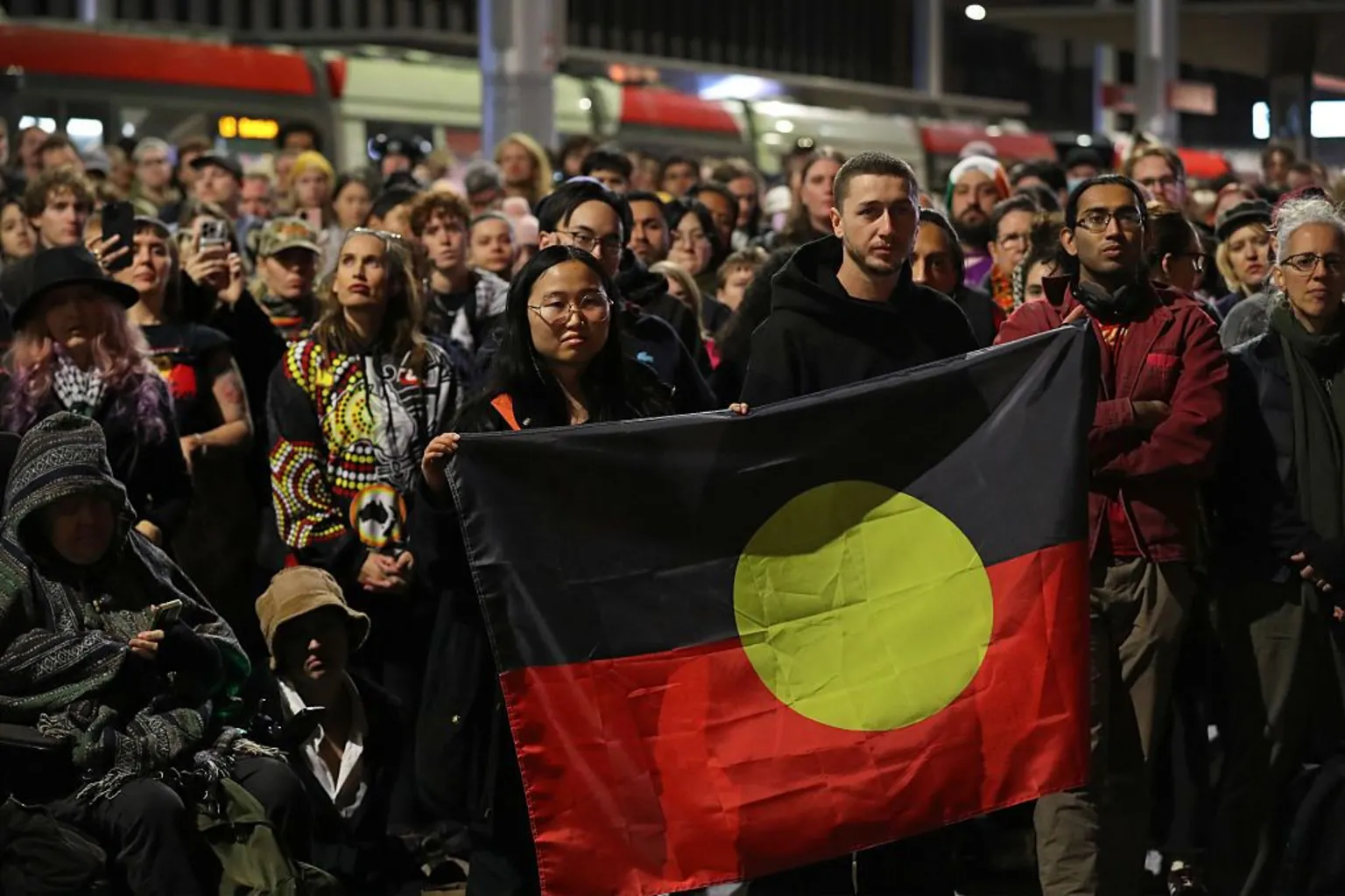 Inquérito revela que policial que atirou em adolescente indígena era 'racista' Pessoas indígenas estão desproporcionalmente representadas em mortes sob custódia na Austrália - uma tendência que alimenta protestos frequentes. (Foto: Getty Images)