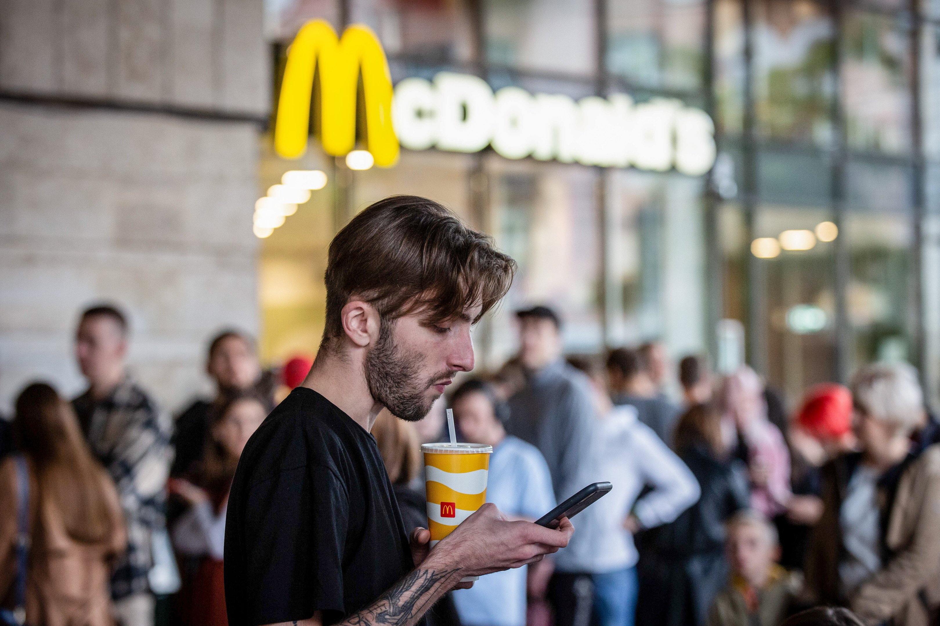McDonald's lança novas bebidas geladas para competir com Starbucks Um homem bebe refrigerante doce perto do restaurante McDonald's após a rede reabrir em Kyiv. A rede de fast food McDonald's reabriu 10 restaurantes em Kyiv, retomando o serviço de refeições no local pela primeira vez após fechar todos os seus restaurantes em fevereiro de 2022 devido à invasão russa da Ucrânia. (Foto: Oleksii Chumachenko/SOPA Images/LightRocket via Getty Images)