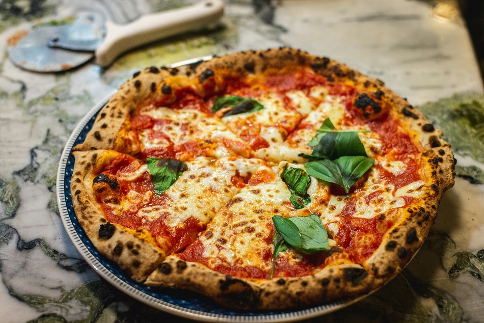 Brasil consome 157 pizzas por minuto e setor fatura mais de R$ 24 bilhões Pizza marguerita (Foto de Aurélien Lemasson-Théobald /Unsplash)