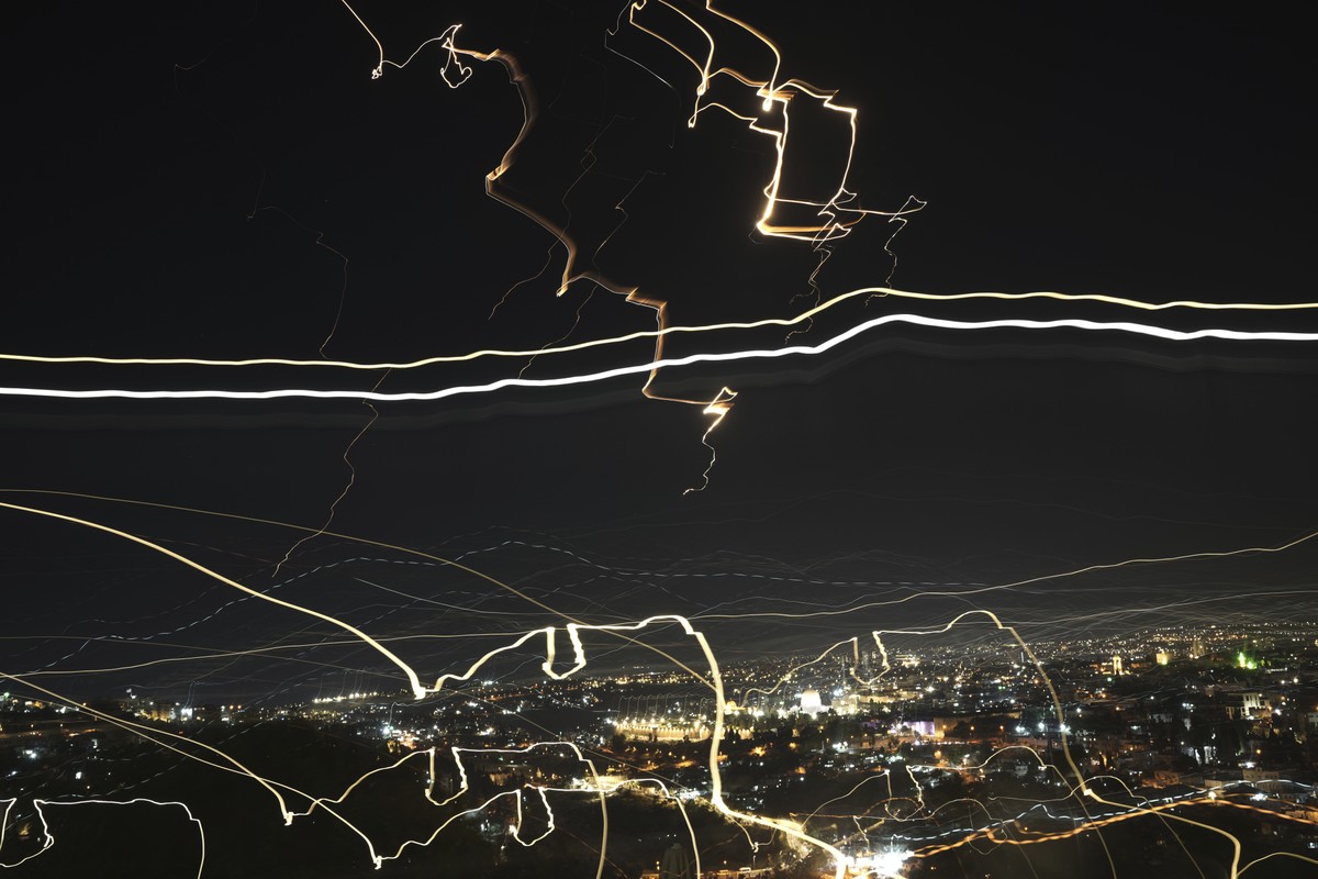 Projéteis iluminam o céu noturno sobre Jerusalém durante um ataque de mísseis iranianos, sexta-feira, 13 de junho de 2025, em Jerusalém — Foto: AP Photo/Mahmoud Illean