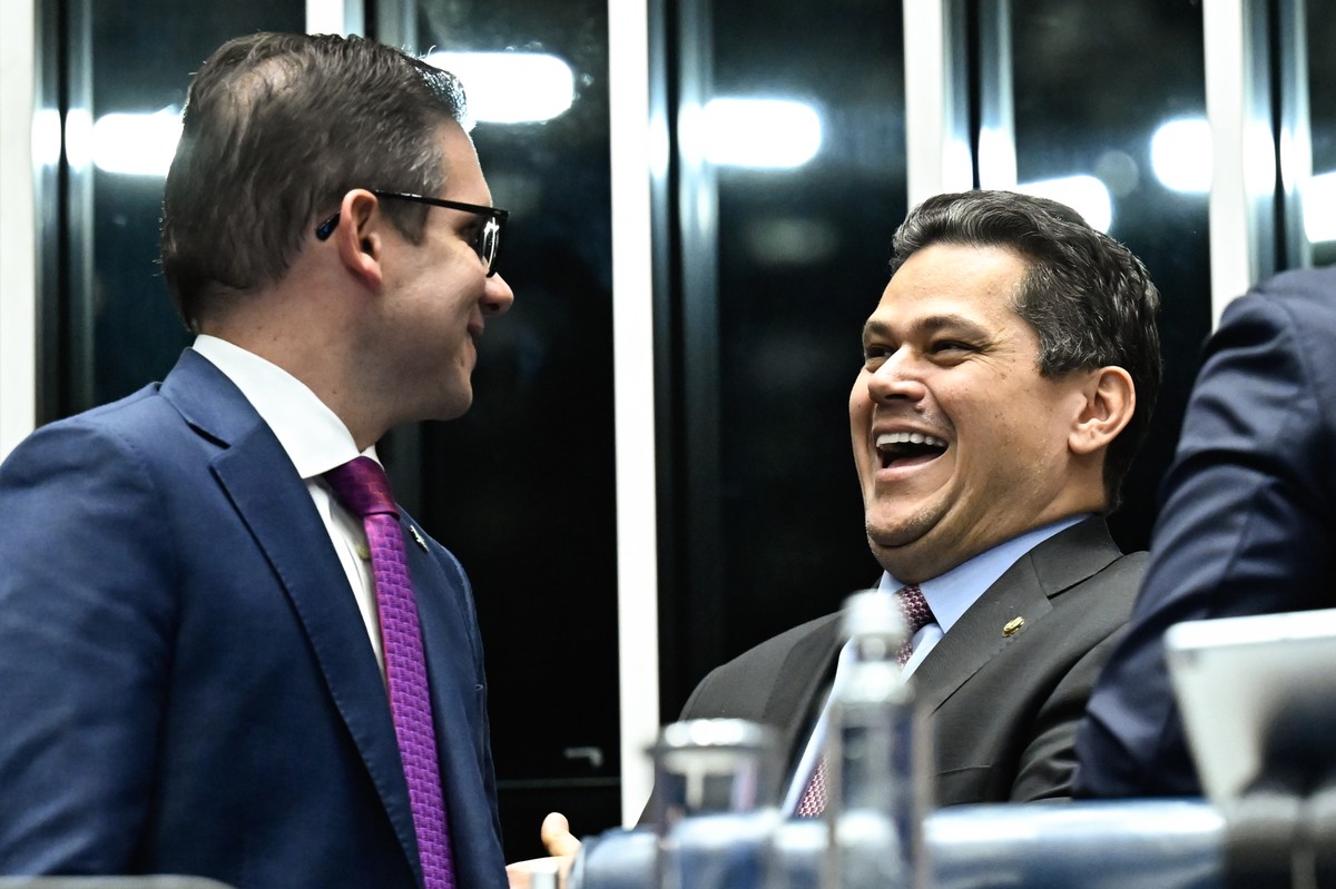 Deputado Hugo Motta e o senador Davi Alcolumbre no encerramento do 11º Fórum Parlamentar do Brics (Foto: Andressa Anholete/Agência Senado/5-6-2025)