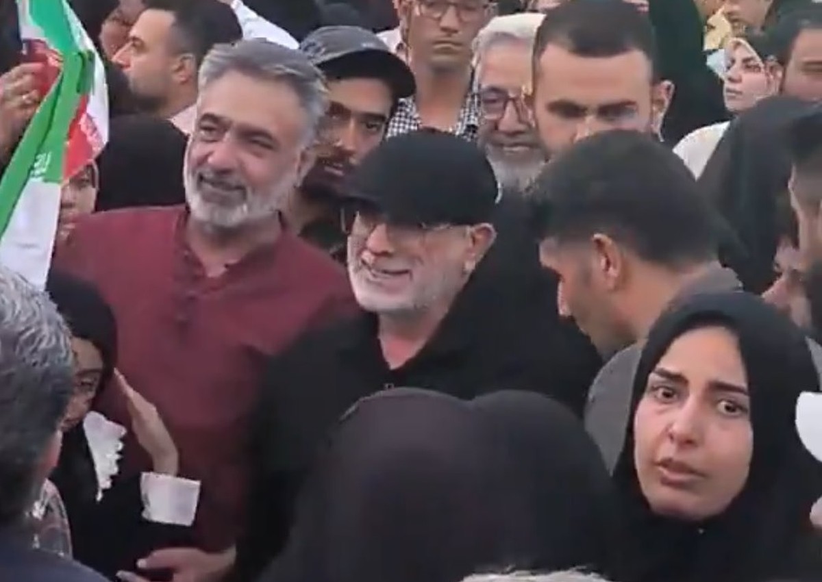 General iraniano, dado como morto, surge em protesto em Teerã após ataque israelense Esmail Qaani (C), chefe da Força Quds da Guarda Revolucionária do Irã, durante protesto em Teerã (Foto: Reprodução/Redes Sociais)