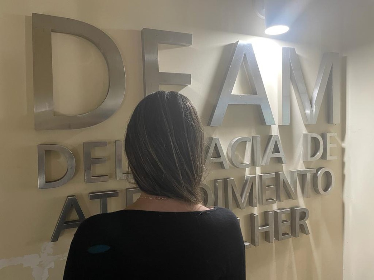Lei elimina atenuante de idade para crimes sexuais contra mulheres no Brasil Uma estudante de 27 anos, ao registrar ocorrência por estupro contra o modelo Bruno Krupp, na Delegacia de Atendimento a Mulher (Foto: Reprodução)