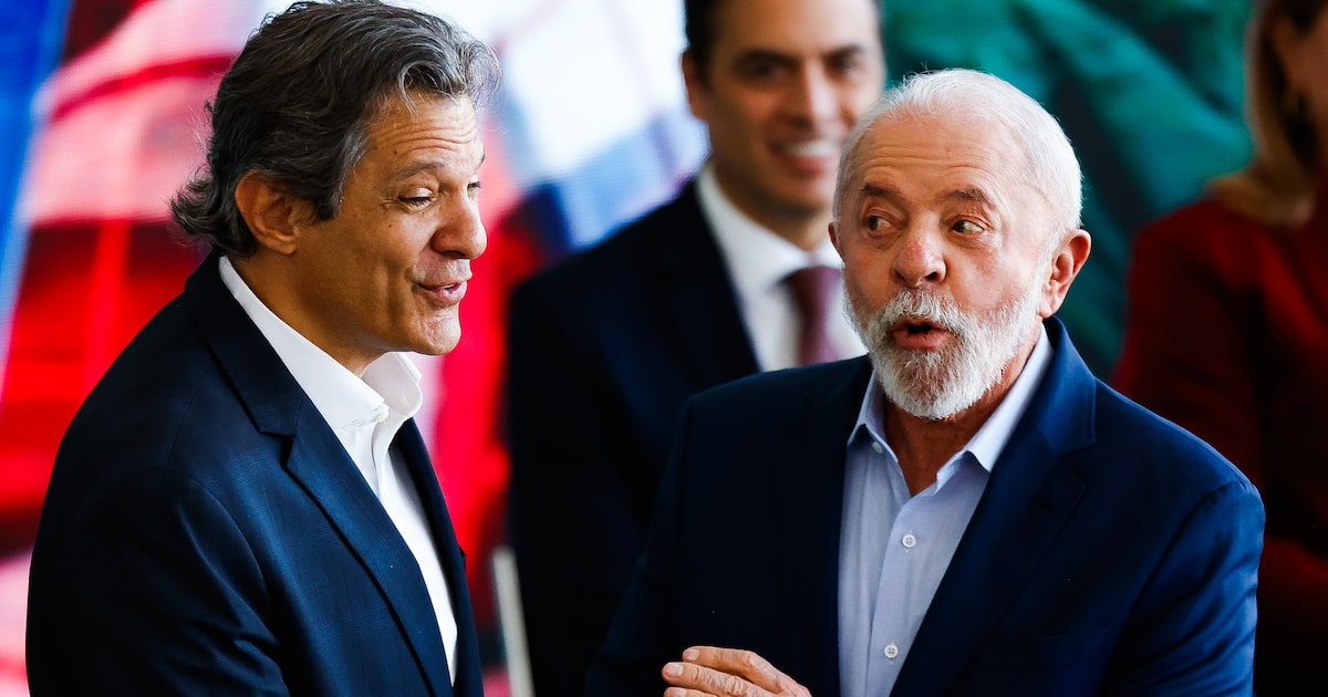 Presidente da República Luiz Inácio Lula da Silva, acompanhado do ministro Fernando Haddad (Fazenda) em solenidade no Planalto (Foto: Wilton Junior / Estadão)