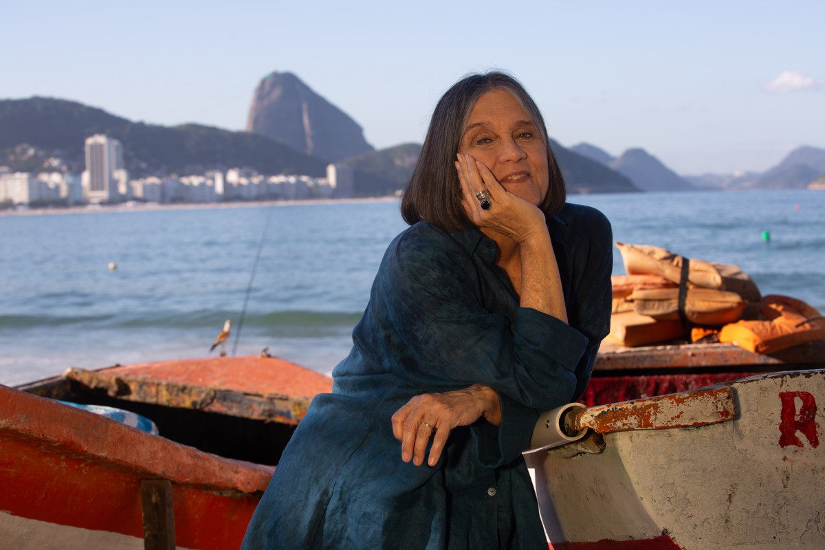 Joyce Moreno reinventa 'Adeus, Amélia' e defende as 'proibidonas' do samba A cantora Joyce Moreno na praia de Copacabana (Foto: Júlia Aguiar)