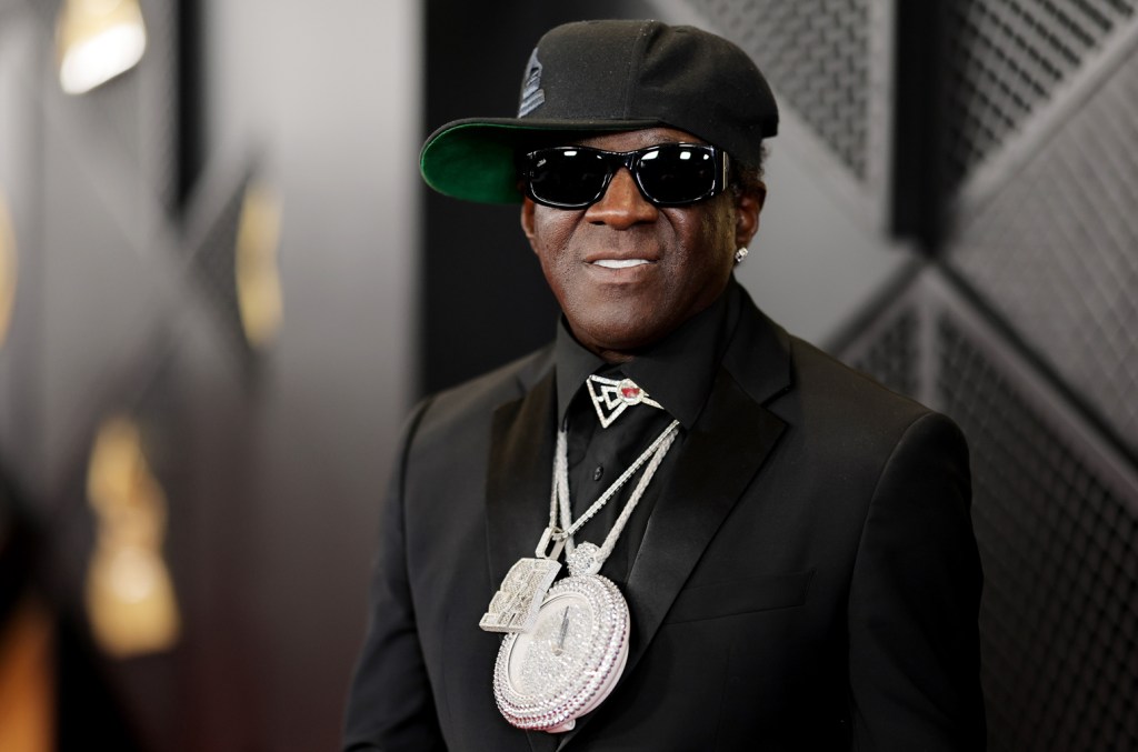 Flavor Flav pede ao governo dos EUA a proibição de armas em artigo emocionante Flavor Flav está pedindo ao governo dos EUA que proíba armas em um artigo de opinião, escrevendo: "Eu temo pelos meus filhos." (Foto: Reprodução)