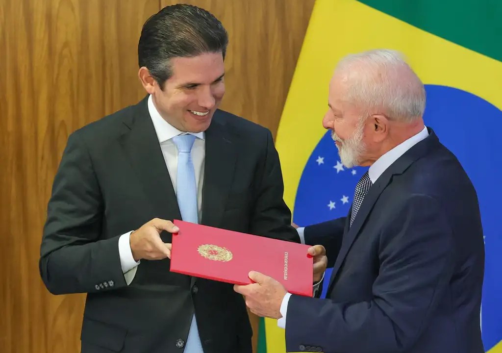 Motta expressa desejo de diálogo com todos, sem reunião agendada com Lula Presidente da Câmara dos Deputados, Hugo Motta, e o presidente Luiz Inácio Lula da Silva (Foto: Fabio Rodrigues-Pozzebom/Agência Brasil)