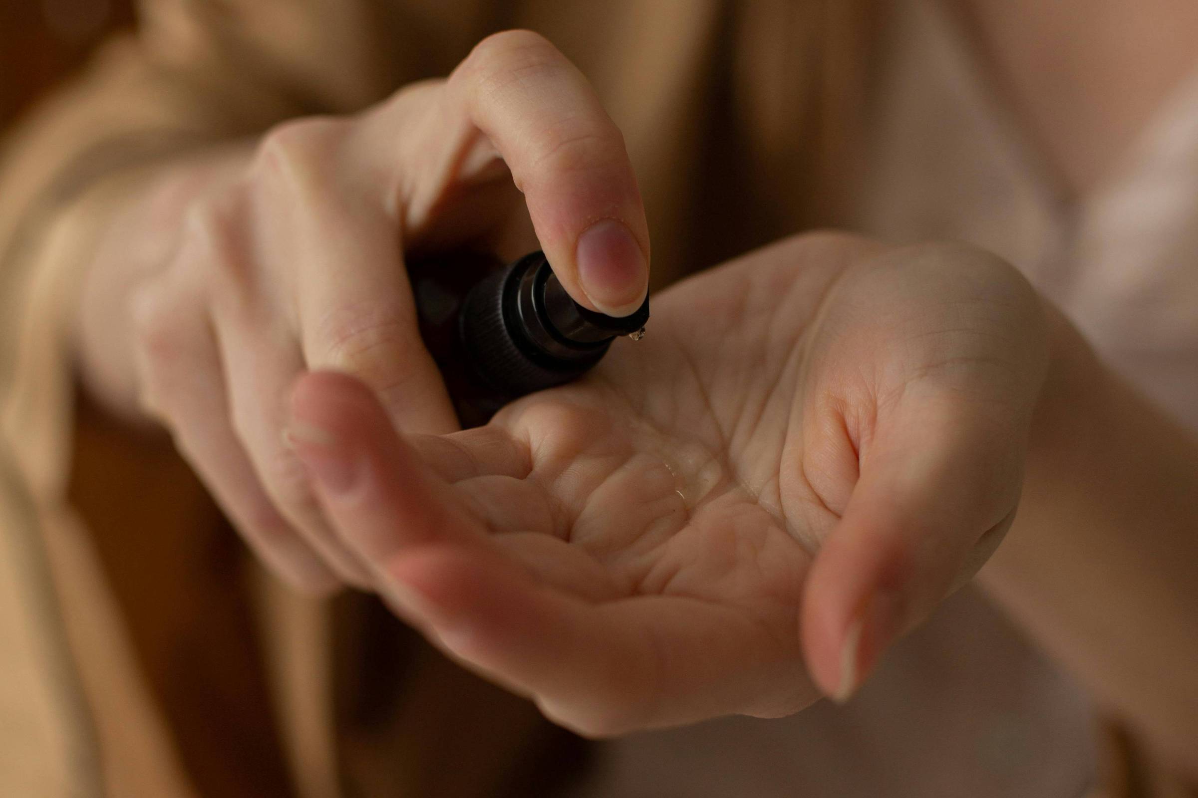 A dermatite de contato é uma das consequências mais frequentes do uso inadequado de cosméticos na infância (Foto: Katrin Bolovtsova/Pexels)