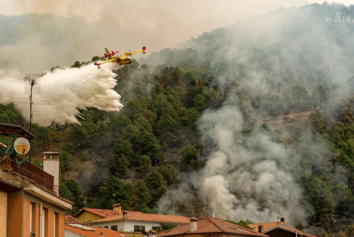 Incêndio na província de Ávila avança descontrolado devido ao vento forte Um avião cisterna lança água sobre um incêndio florestal, este jueves cerca de El Arenal (Ávila). (Foto: Raúl Sanchidrián (EFE))