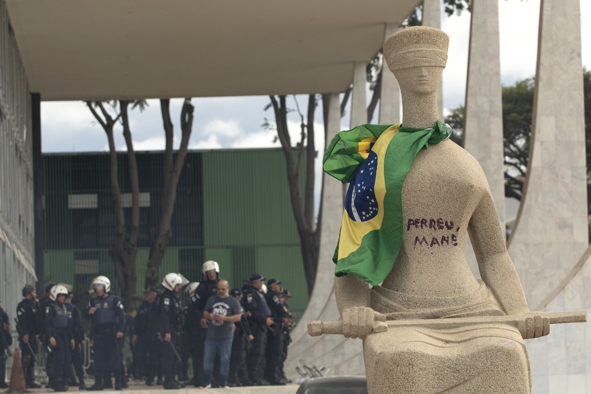 Estátua da Justiça pichada por Débora Rodrigues dos Santos no dia 8 de janeiro de 2022, em meio aos atos golpistas em Brasília (Foto: Joedson Alves/Agencia Brasil)
