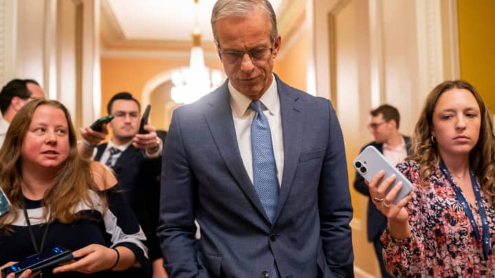 Líder da maioria do Senado dos EUA, John Thune (R-SD), caminha para o plenário do Senado enquanto os legisladores republicanos lutam para aprovar o abrangente projeto de gastos e impostos do presidente dos EUA, Donald Trump, no Capitólio, em Washington, D.C., EUA, 1 de julho de 2025. (Foto: Nathan Howard | Reuters)