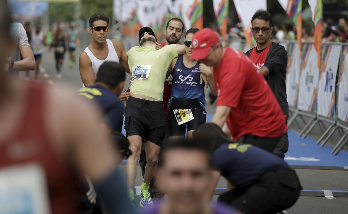 Meia Maratona do Rio exige declaração de saúde e gera polêmica entre corredores Corredor chega exausto após 42 km da Maratona do Rio: atendimentos aumentaram 40% em relação a 2024 (Foto: Fabiano Rocha / Agência O Globo)