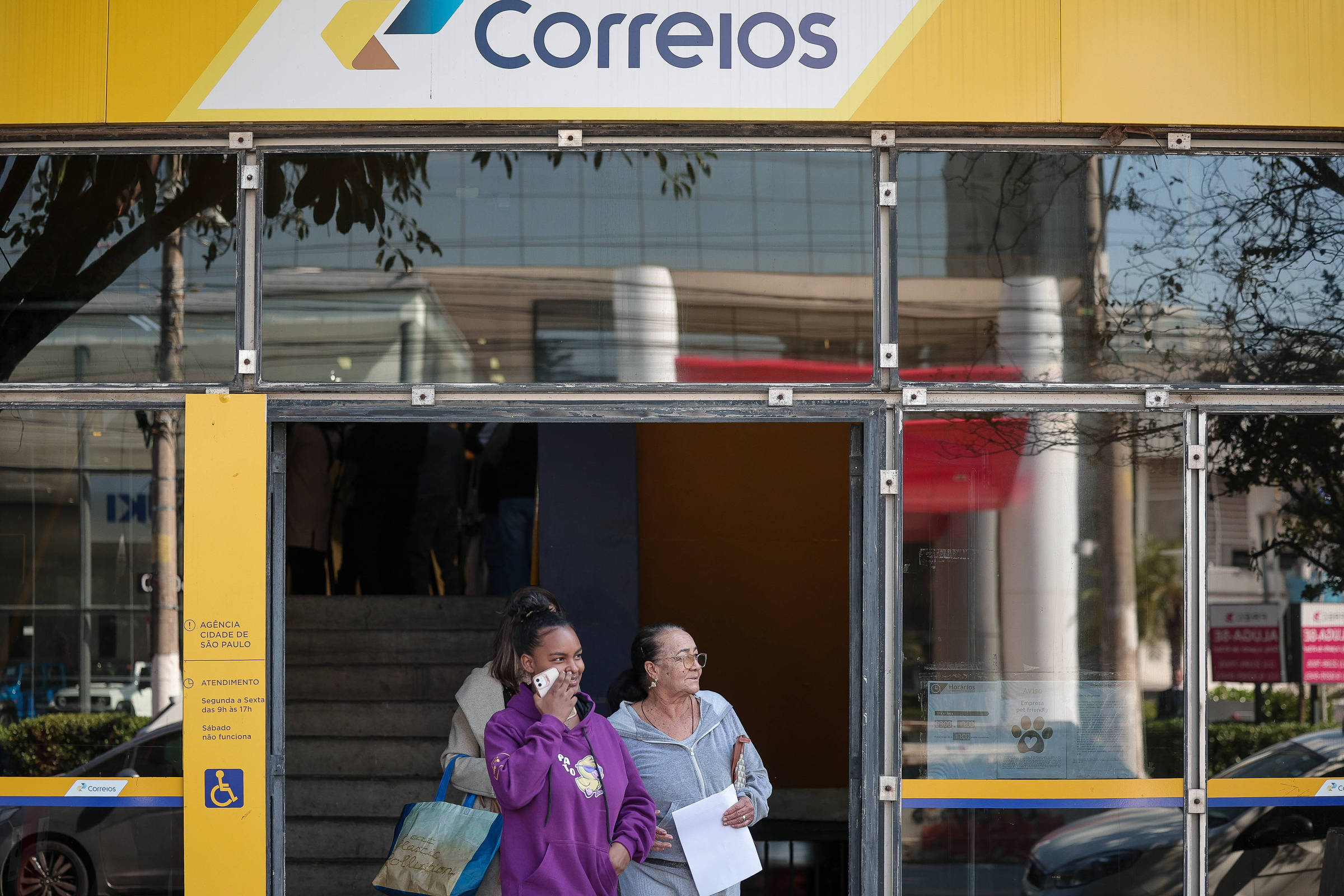 Correios alertam governo sobre necessidade de ajuda financeira para evitar crise Movimentação em agência dos Correios (Foto: Danilo Verpa - 30.mai.25/Folhapress)