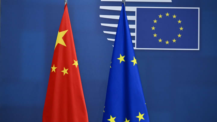 Bandeiras da União Europeia e da China são exibidas lado a lado na sala de reuniões onde o Ministro das Relações Exteriores da China, Wang Yi, se encontrou com o Presidente do Conselho Europeu, Antonio Costa, em Bruxelas, Bélgica, no dia 2 de julho de 2025. (Foto: Dursun Aydemir/Anadolu via Getty Images)