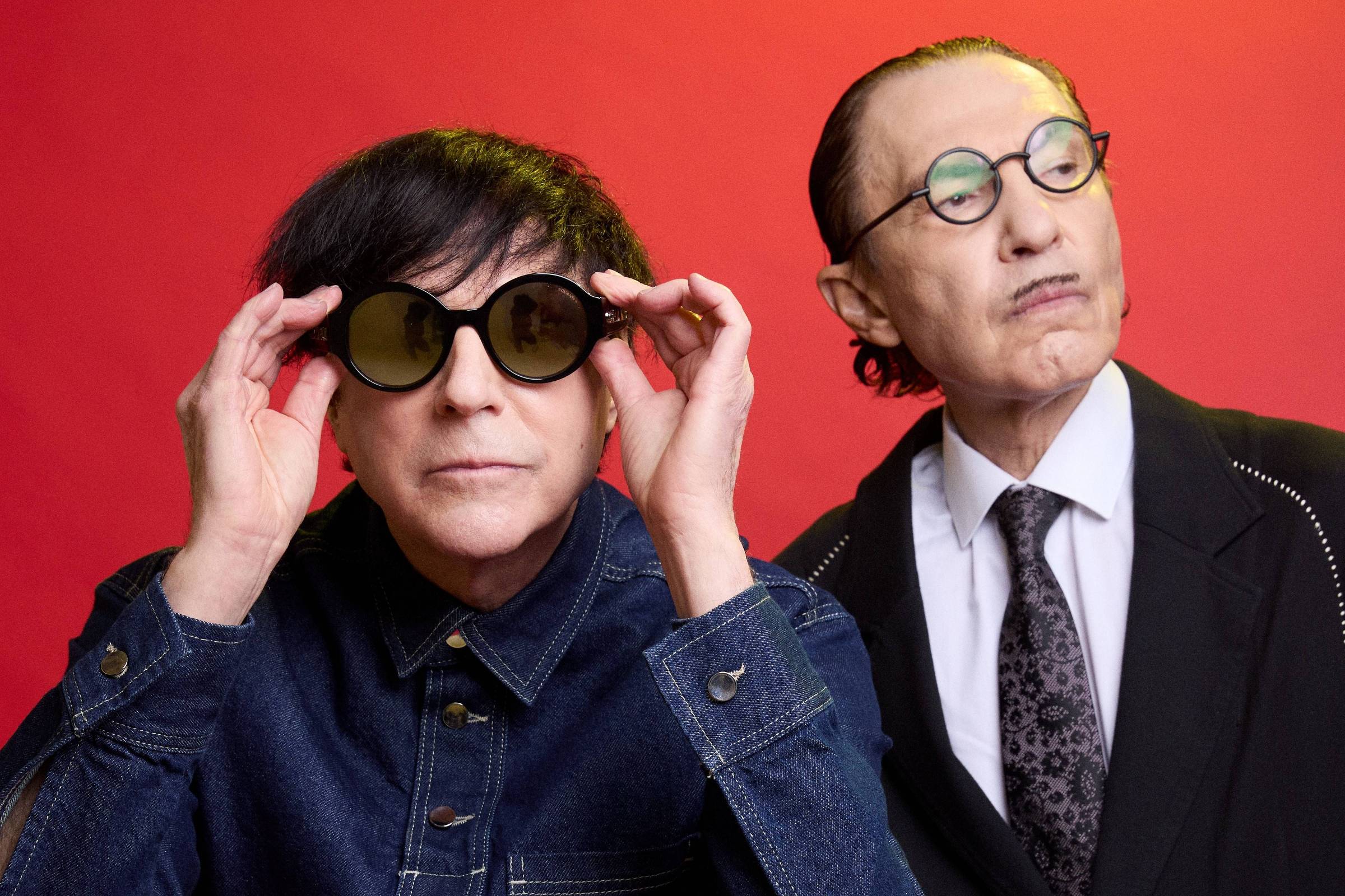 Sparks lança álbum 'Mad!' e apresenta obra mais acessível e genial dos irmãos Ron Mael e Russell Mael, os Sparks, que lançam o disco 'Mad!' (Foto: Munachi Osegbu/Divulgação)