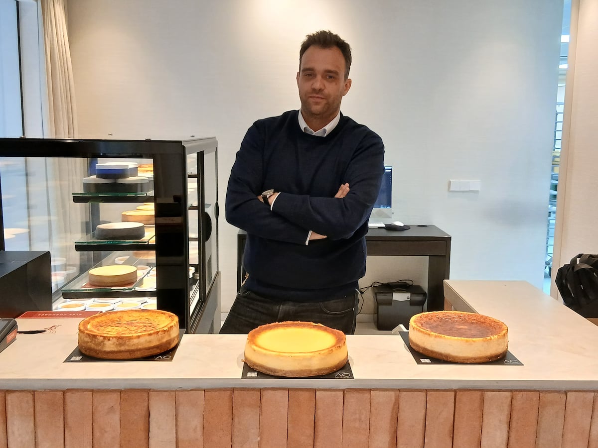 Álex Cordobés junto a suas tortas de queijo, em uma imagem cedida. (Foto: Reprodução)