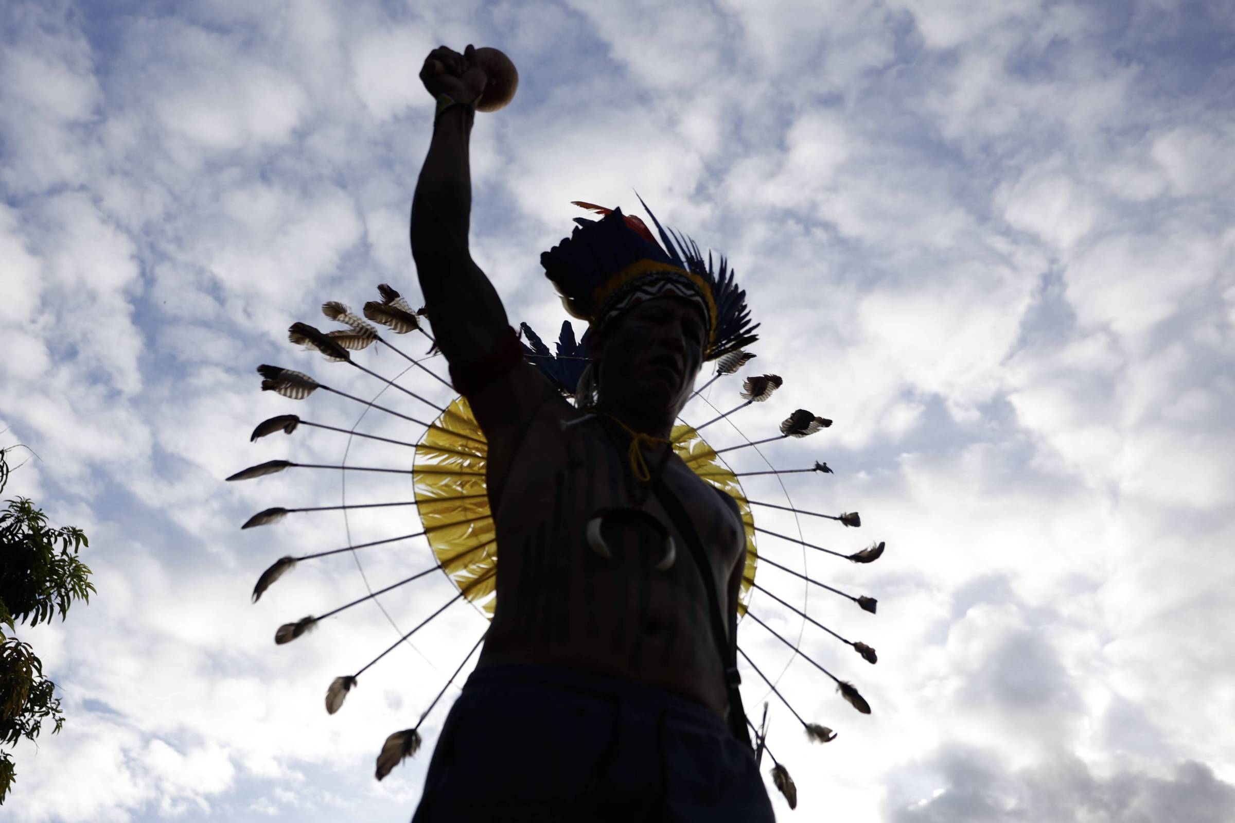 Indígenas de diversas etnias e regiões do Brasil participam do Acampamento Terra Livre (ATL) 2025, em Brasília. (Foto: Pedro Ladeira - 07.abr.25/Folhapress)