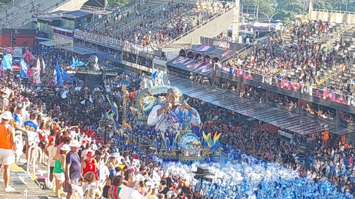 O desfile da Beija-Flor, campeã do carnaval de 2025: escola empregou quase 300 pessoas nos preparativos (Foto: Domingos Peixoto/Agência O Globo)