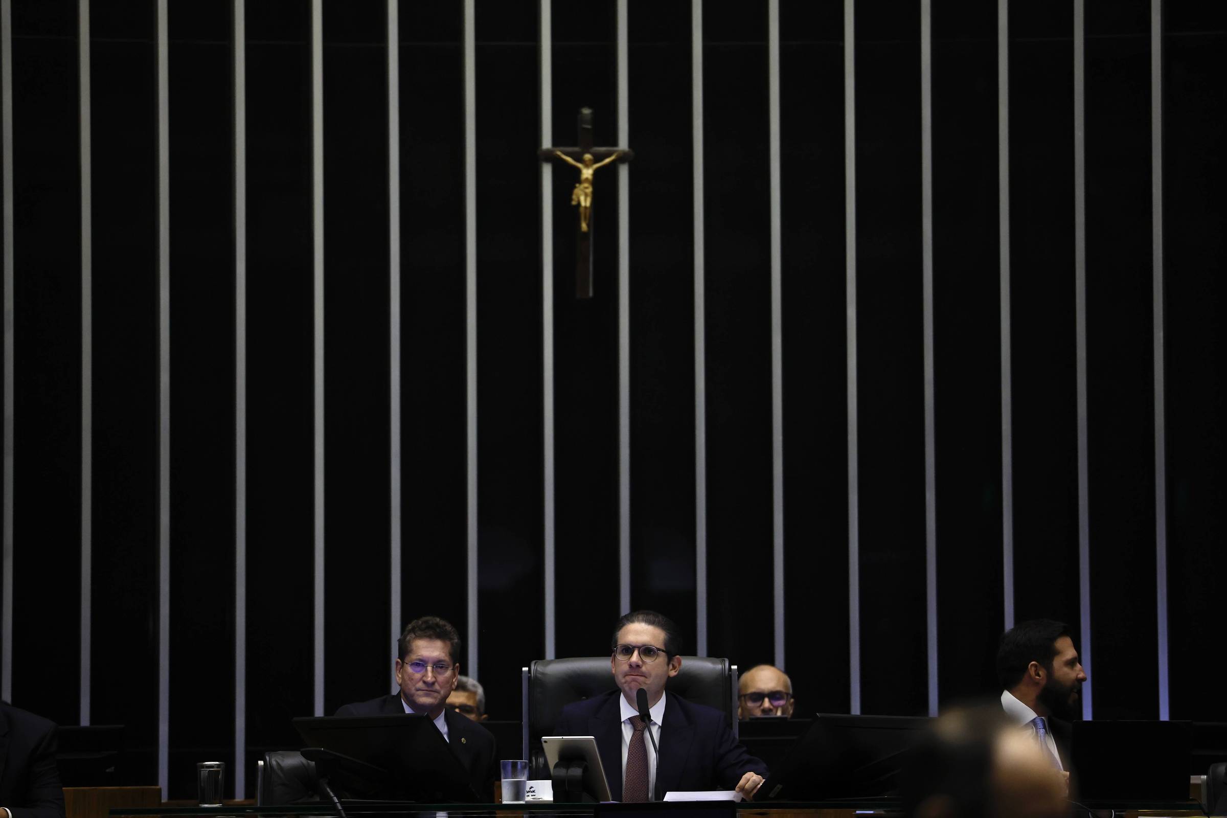 Congresso aprova novos gastos enquanto exige cortes do governo federal O presidente da Câmara dos Deputados, Hugo Motta (Republicanos-PB), preside sessão que derrubou decretos de IOF (Foto: Pedro Ladeira-25.jun.25/Folhapress)