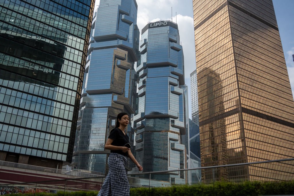 Bolsas globais mostram cautela antes da decisão do Fed e resultados de gigantes da tecnologia O índice Hang Seng caiu 1,3%, pressionado pela ausência de avanços concretos nas tratativas comerciais entre China e EUA (Foto: Vernon Yuen/NurPhoto/Getty Images)