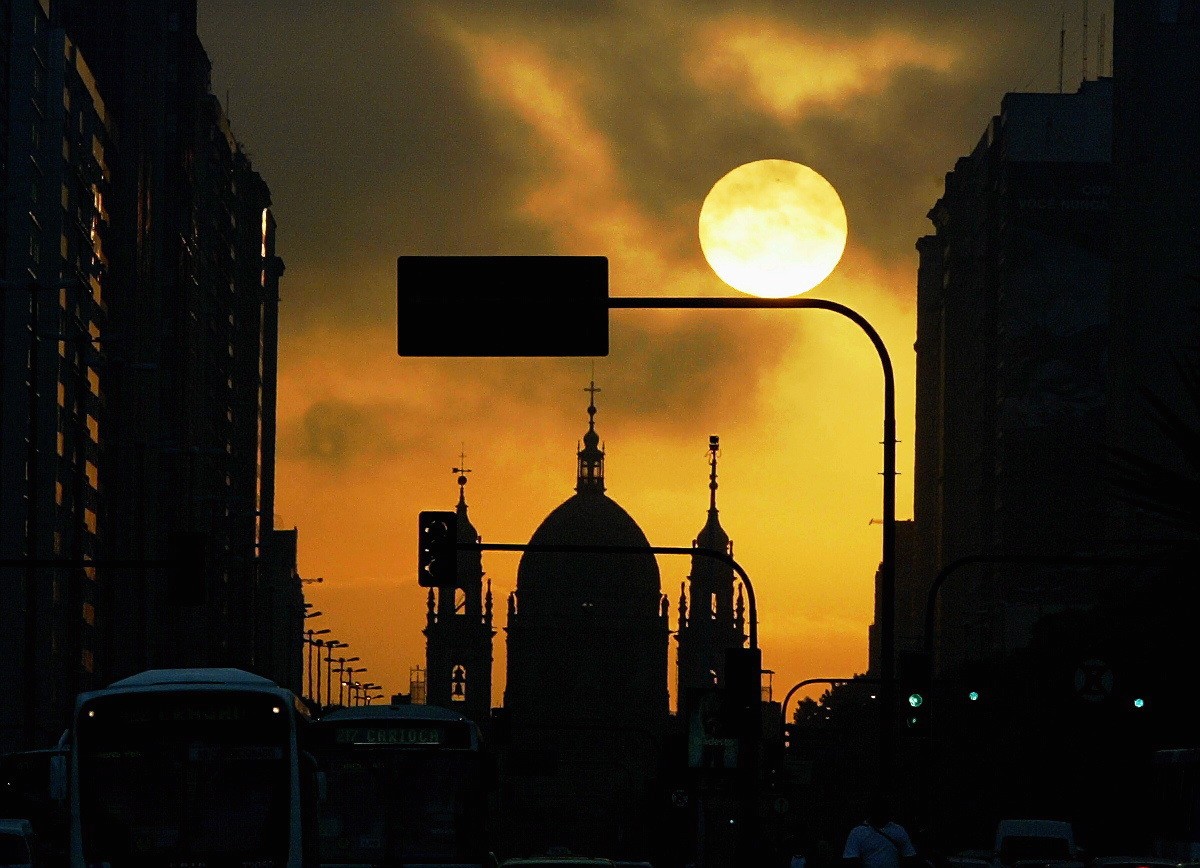 Inverno inicia nesta sexta com a noite mais longa do ano e suas curiosidades Amanhecer com a Igreja da Candelária, no Centro do Rio de Janeiro (Foto: Michel Filho/04.05.2005)
