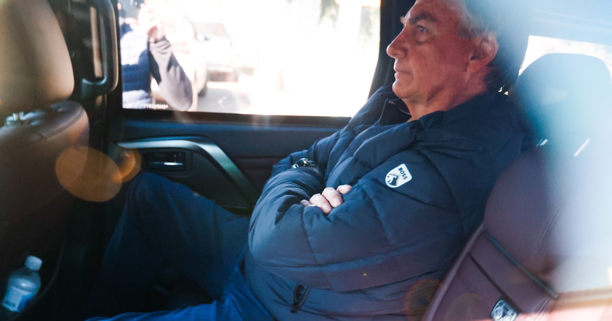 Bolsonaro busca reverter ações do golpe, mas enfrenta falta de precedentes globais Bolsonaro em um carro que o conduz para colocar a tornozeleira eletrônica (Foto: Wilton Junior/Estadão)